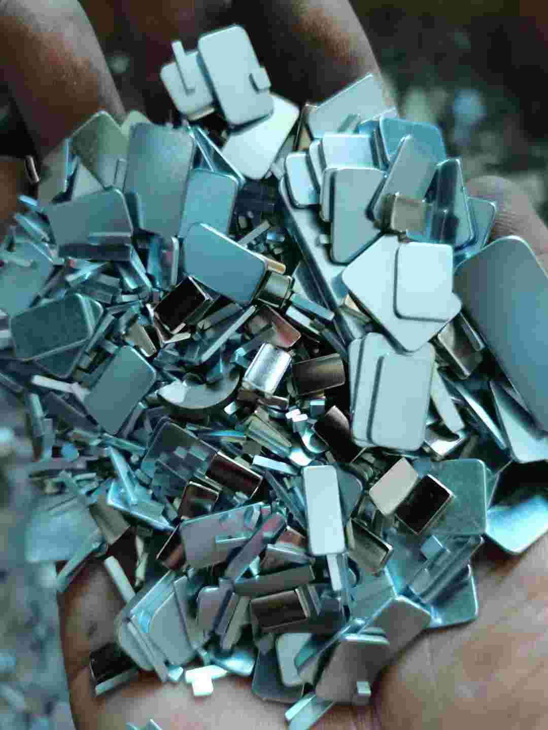 回收强磁铁回收钕铁硼磁钢回收废磁铁价格好